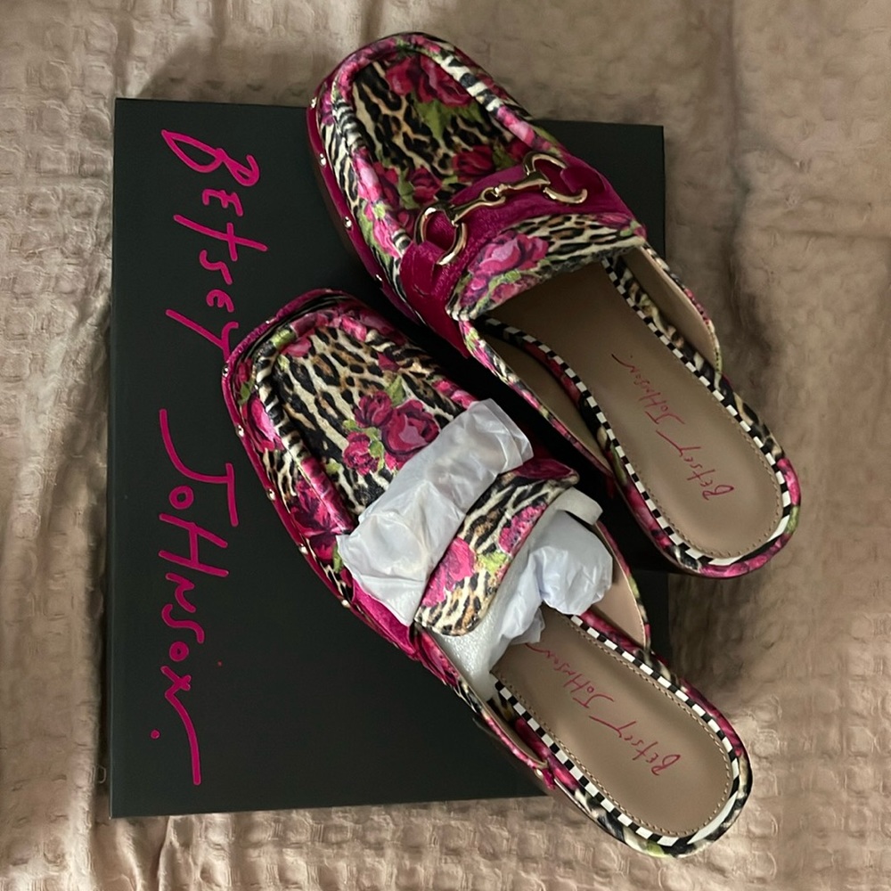 Betsey Johnson
4 inch heel height
1.5 inch platform
Velvet textile